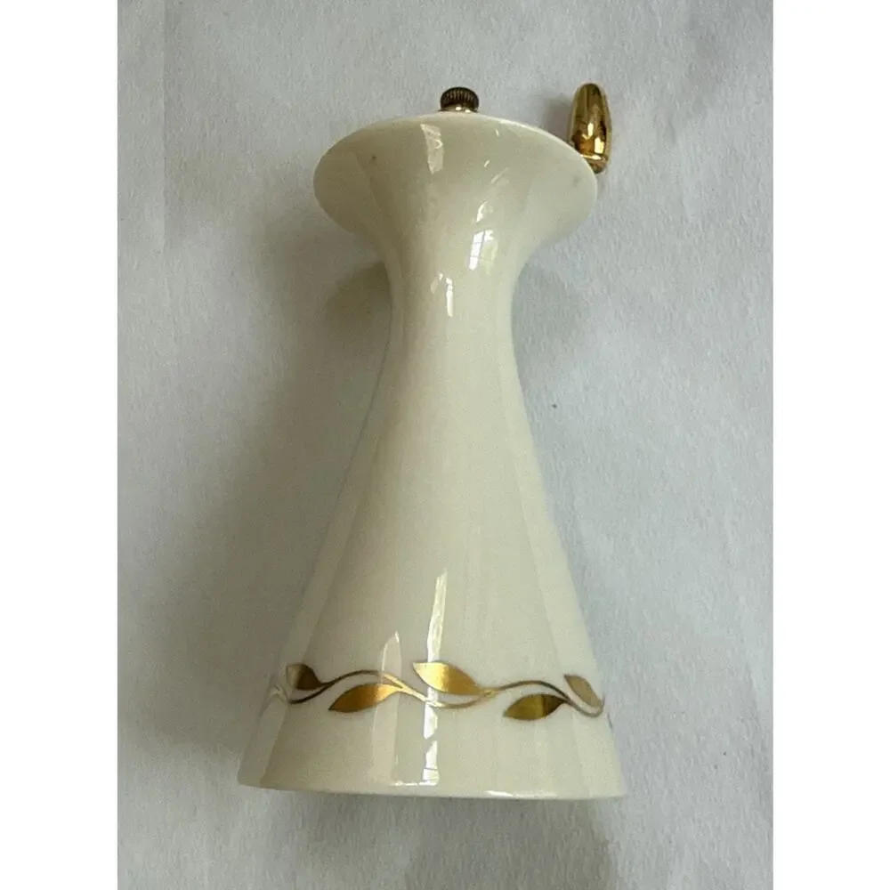 Lenox GOLDEN WREATH design Pepper Mill. In Working Condition. Vintage